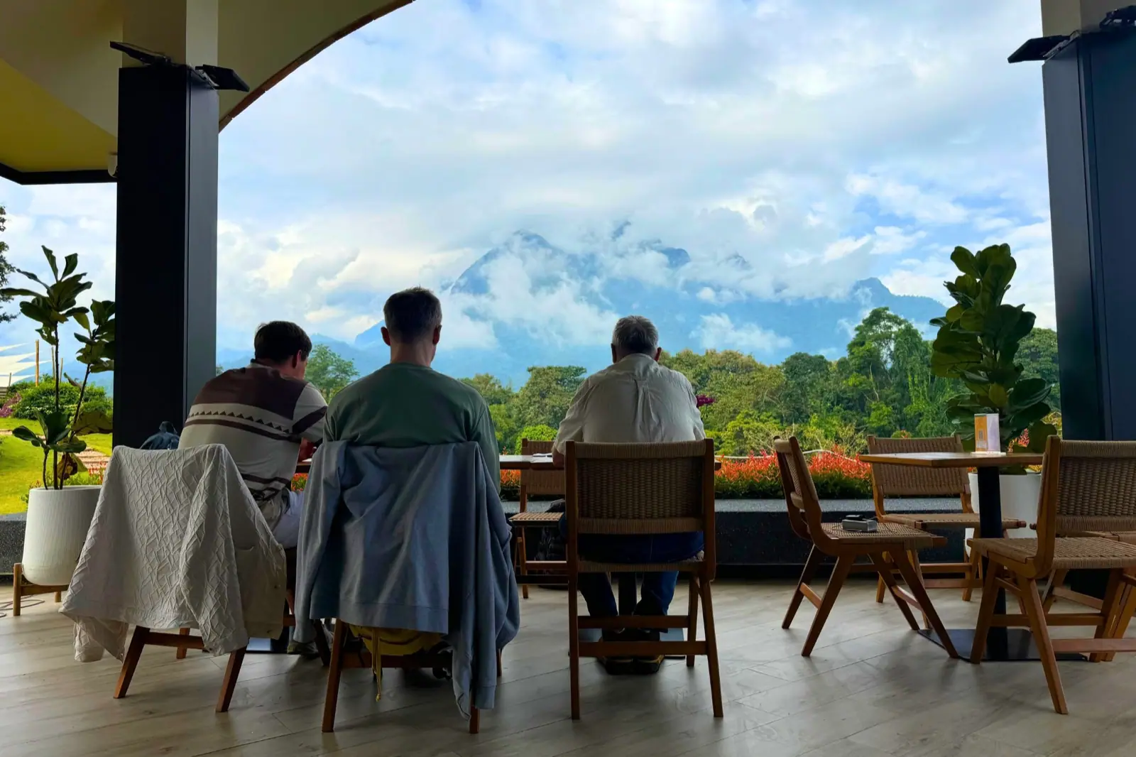 change the scenery again, documentary photo 1